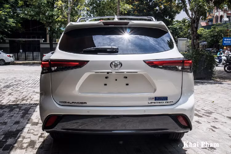 Toyota Highlander 2020 nổi bật với màn hình giải trí 12,3 inch hỗ trợ kết nối Apple CarPlay/Android Auto mang đến sự trải nghiệm tiện nghi cao cấp cho người dùng. Không dừng lại ở đó, chiếc SUV Toyota Highlander đến từ Nhật Bản còn được trang bị hệ thống 11 loa JBL giúp không gian giải trí được nâng tầm.