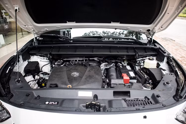 Toàn bộ ghế ngồi trên Toyota Highlander đời mới được bao phủ bởi lớp áo da cao cấp cùng cấu hình 2-2-3 với vị trí hàng giữa dành cho ông chủ. Các tính năng có sẵn trên phiên bản Limited bao gồm ghế lái chỉnh điện đa hướng, sưởi ấm/làm mát, đỡ lưng ghế và nhớ 2 vị trí ghế lái. Đặc biệt, trên hàng ghế thứ 3, khách hàng có thể ngả lưng ghế để tạo sự thoải mái với những quãng hành trình dài.