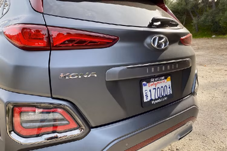 Hyundai Kona phiên bản đặc biệt được trang bị động cơ 4 xy-lanh tăng áp 1.6L, sản sinh công suất 175 mã lực và mô-men xoắn cực đại 264 Nm. Xe được trang bị hộp số ly hợp kép 7 tốc độ.