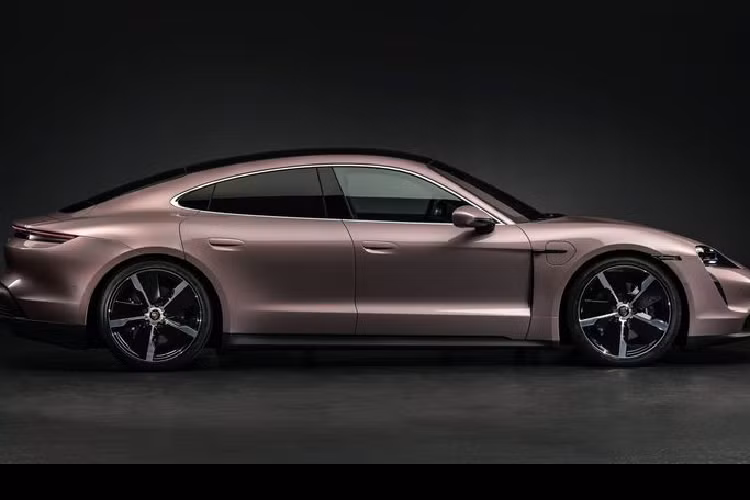 Tính năng Launch Control rất quan trọng đối với Porsche Taycan, nó giúp Taycan RWD có thể chạy nước rút từ 0 - 100 km/h chỉ trong 5,4 giây trước khi cán tốc độ tối đa 230 km/h.