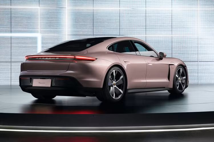 Porsche Taycan tiêu chuẩn có thể vận hành đến 414 km với mỗi lần sạc đầy, theo chu kỳ kiểm tra NEDC. Phạm vi hoạt động của Taycan RWD có thể tăng lên 489 km khi xe được trang bị Performance Performance Plus hai tầng 93.4 kWh, giống các bản Turbo và Turbo S.