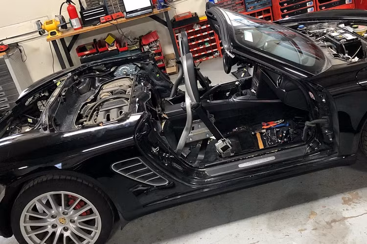 Dự án không hề dễ dàng bở chiều dài cơ sở của Lykan Hypersport dài hơn so với Porsche Boxster S. Vì thế, những kỹ sư phải dời vị trí động cơ, hộp số và hệ thống treo về phía sau.