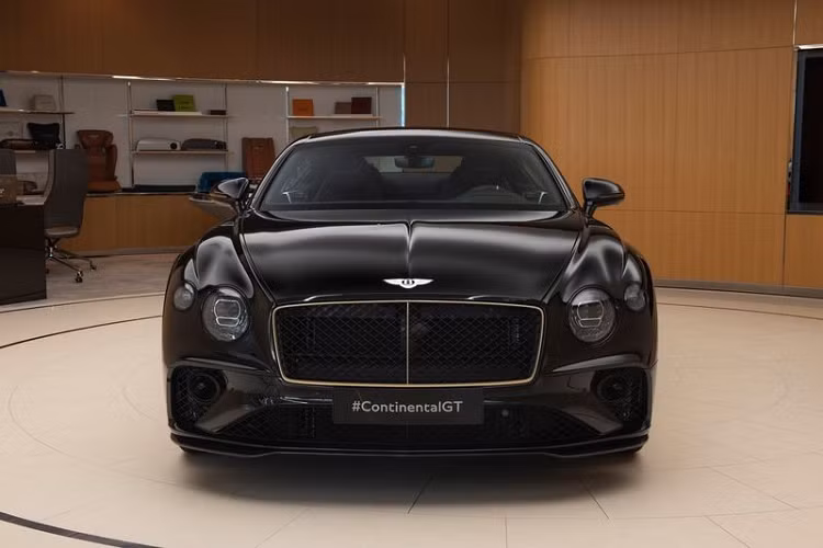 Trên phiên bản Continental GT Aurum Edition mạ vàng này, toàn bộ bên trong lẫn bên ngoài của xe đều mang một màu đen tuyền quyến rũ, kết hợp cùng một số chi tiết được sơn vàng đồng như mâm xe 22 inch, huy hiệu Mulliner hay phần viền của lưới tản nhiệt.