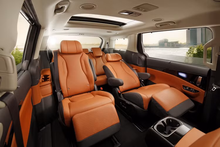 Kia Carnival 2021 có sẵn 3 cấu hình ghế ngồi bao gồm 7 chỗ, 8 chỗ hoặc 11 chỗ. Phiên bản 7 chỗ ngồi có hàng ghế giữa dạng thương gia (Premium Relaxation Seats) với khả năng điều chỉnh tựa lưng, tựa tay và tựa chân.