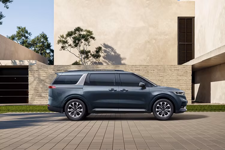 Với nền tảng thiết kế mới, Kia Carnival thế hệ thứ 4 dài hơn thế hệ trước 40 mm, chiều dài cơ sở cũng tăng thêm 30 mm. Khách hàng tại thị trường Hàn Quốc được lựa chọn 8 màu sơn ngoại thất và 3 kích cỡ mâm 17 inch, 18 inch hoặc 19 inch.