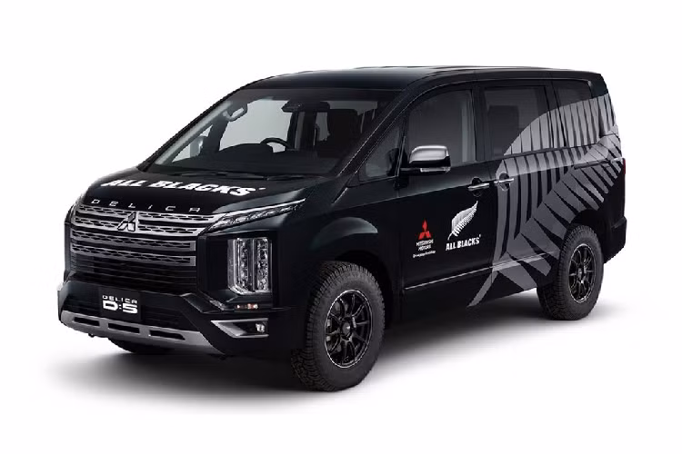 Chưa hết, xe còn được trang bị bộ lốp mọi địa hình Toyo Tires Open Country R/T, bọc ngoài bộ mâm off-road Rays Team Daytona M9. Cuối cùng, xe được trang bị giá đỡ nóc cùng ứng dụng điện thoại “Weekend Explorer” với khả năng kết nối hệ thống âm thanh với smartphone.