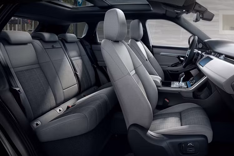 Khoang lái Evoque sở hữu hệ thống thông tin giải trí mới Pivi của Land Rover có khả năng nâng cấp phần mềm qua mạng. Pivi tích hợp ứng dụng nghe nhạc Spotify và hỗ trợ đồng thời 2 smartphone kết nối với xe qua Bluetooth.