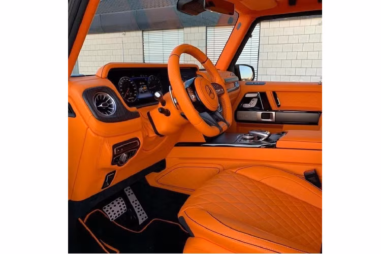 Chiếc SUV hạng sang Mercedes-AMG G63 đời mới độ Brabus đang được chào hàng với các nhà giàu Việt với mức giá hơn 16 tỷ đồng thuộc phiên bản Brabus 800 Widestar. Xe có ngoại thất màu đen bóng kết hợp cùng các chi tiết độ bằng carbon đẹp mắt.