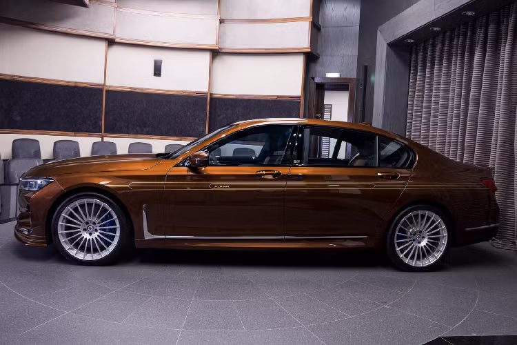 Giá bán này cao hơn một chút so với phiên bản M760i xDrive, sử dụng động cơ V12 tăng áp kép 6,6 lít, mặc dù công bằng mà nói, hiệu suất giữa hai loại này gần như giống hệt nhau.