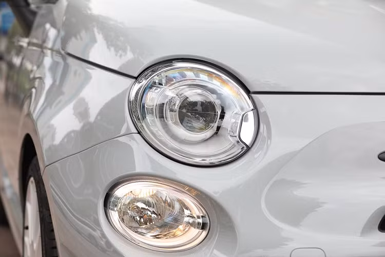 Fiat 500 Abarth 595 Esseesse được trang bị động cơ 4 xy lanh thẳng hàng dung tích 1.4L T-JET cho công suất tối đa 180 mã lực tại 5.500 vòng/phút và mô-men xoắn cực đại 250 Nm đạt được từ 3.000 vòng/phút. Sức mạnh được truyền xuống cầu trước (FWD) thông qua hộp số tự động hoặc sàn 5 cấp.