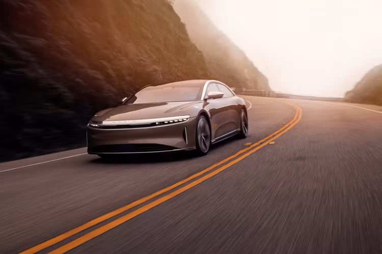 Giá xe Lucid Air Grand Touring 2021 mới khởi điểm 139.000 USD (khoảng hơn 3,2 tỷ đồng). Phiên bản này là lựa chọn cho những ai ưu tiên phạm vi hoạt động, với công suất 800 mã lực và chạy được tối đa 809 km cho một lần sạc theo tiêu chuẩn EPA. Lucid cho biết cấu hình này có khả năng tăng tốc 0-100 km/h chỉ trong 3 giây. Ở cấu hình Dream Edition, Lucid Air có công suất 1.080 mã lực, tăng tốc 0-100 km/h chỉ trong 2,5 giây. Biến thể này có giá khởi điểm từ 169.000 USD. Về tốc độ tối đa, cả hai cấu hình đều đạt ngưỡng 270 km/h.