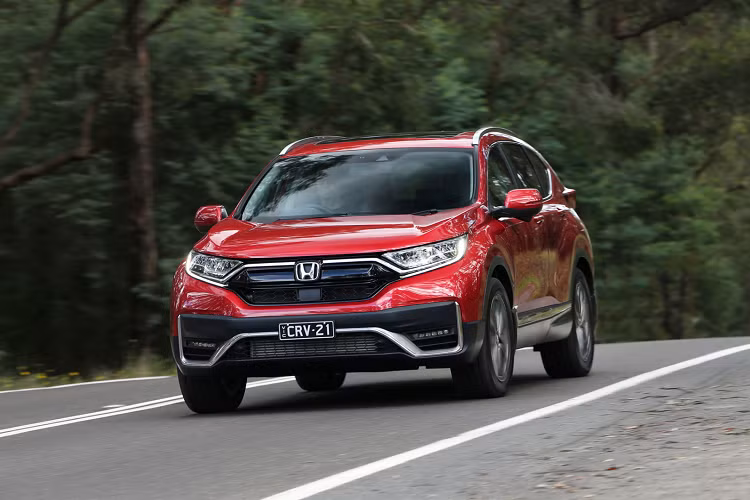 Ở Việt Nam. Honda CR-V 2020 lắp ráp sẽ có tổng cộng 3 phiên bản L, G, E cùng 5 tùy chọn màu ngoại thất. Trong khi đó, tổng cộng sẽ có 7 biến thể CR-V sẽ được cung cấp cho năm 2021 tại thị trường Úc. Tại Úc, Honda CR-V có giá khá rẻ, rẻ khoảng bằng một nửa so với Thái Lan hay Việt Nam. Phiên bản tiêu chuẩn Honda CR-V 2021 trang bị động cơ 2.0L i-VTEC hút khí tự nhiên có giá 21.766 USD (504 triệu). Các phiên bản VTi, VTi 7 và VTi X (tất cả trang bị động cơ 1.5L turbo VTEC) có giá lần lượt là 23.908 USD (554 triệu), 25.336 USD (587 triệu) và 25.693 USD (595 triệu)