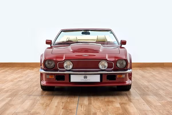 Với giá xe Aston Martin V8 Volante 1988 được chào bán 548.808 USD, nó từng thuộc sở hữu của David Beckham và chỉ phù hợp với những nhà sưu tầm giàu có. Đặc biệt, chủ nhân mới còn nhận được gói bảo hành trong 12 tháng.