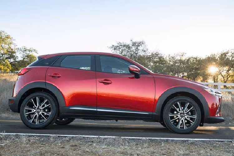 Mẫu crossover Mazda CX-3 mới sẽ chỉ có sẵn với một phiên bản duy nhất là cấu hình Sport với hệ dẫn động cầu trước hoặc hệ dẫn động 4 bánh i-Activ. Mazda đã loại bỏ 2 cấu hình Touring và Grand Touring, nhưng bổ sung một số trang bị tiêu chuẩn quan trọng.
