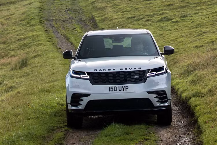 Tại Mỹ, giá xe Range Rover Velar 2021 có giá khởi điểm 58.050 USD, tăng 600 USD so với đời xe trước. Phiên bản sử dụng động cơ 3.0L công suất 335 mã lực có giá từ 65.050 USD. Bản dùng động cơ 3.0L 395 mã lực được niêm yết giá từ 78.050 USD.