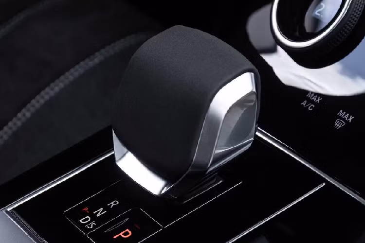 Range Rover Velar 2021 có 3 tùy chọn động cơ. Trong đó, động cơ tăng áp 2.0L 4 xy-lanh công suất 247 mã lực đã xuất hiện trên đời xe trước, được trang bị trên các phiên bản Velar S và R-Dynamic S.