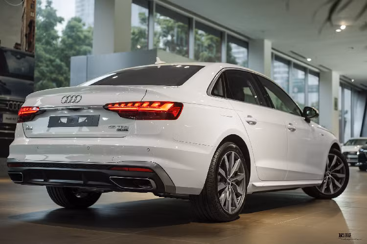 Bản nâng cấp facelift lần này của Audi A4 thế hệ mới có sự cải thiện về kích thước tổng thể, xe sở hữu diện mạo góc cạnh hơn phiên bản trước. A4 2020 có số đo dài x rộng x cao lần lượt là 4.762 x 1.847 x 1.431 (mm), chiều dài cơ sở đạt 2.820 mm. So với thế hệ trước, kích thước A4 2020 được cải thiện đôi chút: dài hơn 24 mm, rộng hơn 5 mm.