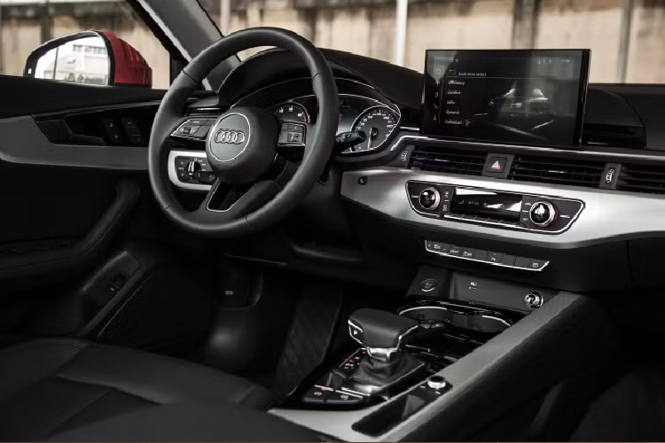 Nội thất của Audi A4 2020 không có nhiều khác biệt so với người tiền nhiệm. Trang bị đáng chú ý nhất là hệ thống MMI radio plus truy cập qua màn hình TFT cảm ứng cỡ lớn 10,1 inch. Phiên bản Audi A4 2020 tiêu chuẩn chỉ được trang bị bảng đồng hồ đo analog. Khách hàng có thể sử dụng tùy chọn buồng lái thực tế ảo Audi Virtual Cockpit Plus với bảng đồng hồ 12,3 inch kỹ thuật số.