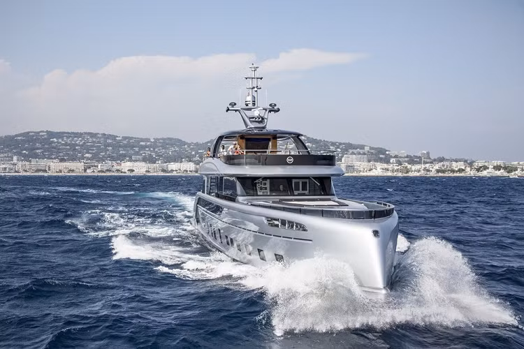 Porsche là một trong những thương hiệu xe có phong cách thiết kế vô cùng đặc trưng và gần như bất biến theo thời gian, do vậy “chất Porsche” này đã vươn xa sang cả những lĩnh vực khác. Tính tới nay, nó đã ảnh hưởng tới cả hệ thống âm thanh, điện thoại, và cả máy pha cà phê espresso. Lần này, phong cách thiết kế Porsche đã ảnh hưởng tới cả dáng vẻ và cảm giác của một chiếc siêu du thuyền hạng sang.