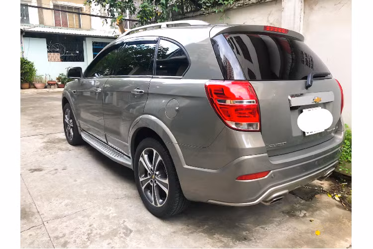 Điểm nổi bật của Chevrolet Captiva Revv này chính là khả năng vẫn ah2nh đầm chắc, trang bị tốt. Xe sử dụng hệ thống giải trí MyLink với màn hình cảm ứng 7 inch, 6 loa giải trí, tích hợp các chức năng kết nối USB/AUX/Bluetooth cùng khả năng hỗ trợ Apple CarPlay và Android Auto tiện dụng.
