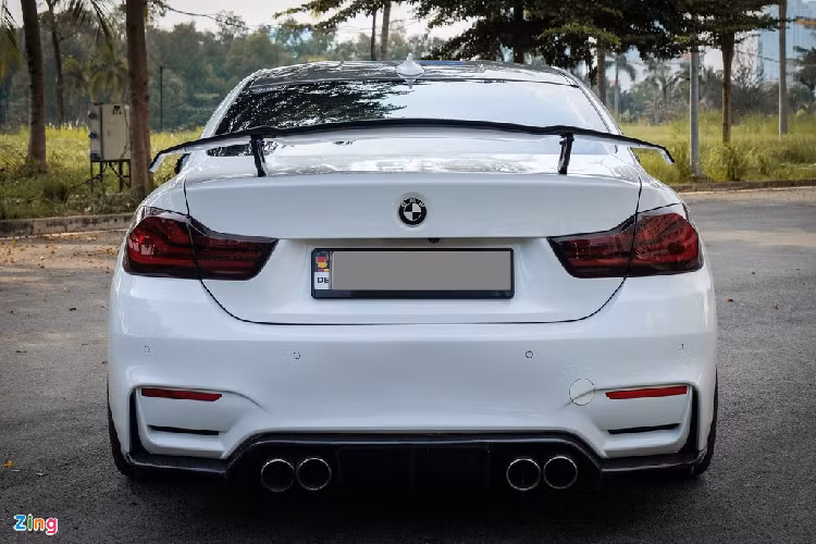 Ở phía sau, xe được trang bị bộ cản bằng carbon và cánh gió carbon của Vorsteiner có kích thước khá lớn. Bộ 4 ống xả của xe đến từ thương hiệu Meisterchaft trong khi phần cổ của AR.
