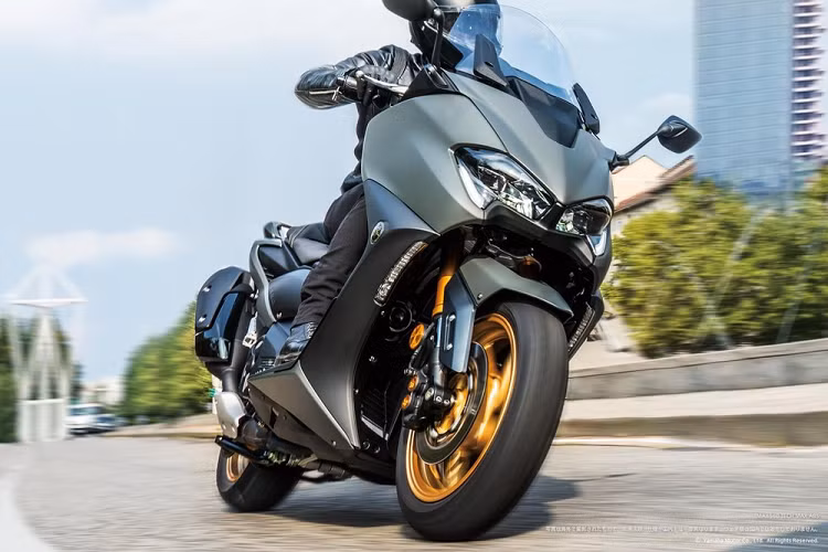Yamaha vừa công bố hình ảnh và một số thông tin của mẫu Yamaha TMax 560 2020 mới, dòng maxi-scooter cao cấp nhất của Yamaha nhằm thay thế cho thế hệ TMax 530 cũ. Theo đó, mẫu Yamaha TMax 560 có ngoại hình hầu như giống hệt với thế hệ TMax 530 cũ, ngoại trừ một số chi tiết nhỏ.