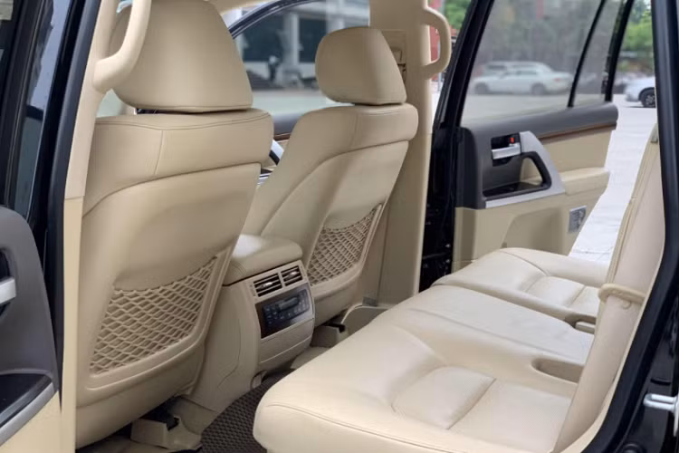 Hiện tại, giá bán trên thị trường xe cũ của Land Cruiser đời 2015 bản V8 4.6L giao động trong khoảng từ 2,3 – 2,9 tỷ đồng. Bên cạnh đó phiên bản máy máy xăng 5.7L có giá từ 3,9 đến hơn 4 tỷ đồng. Dẫu vậy, lựa chọn mua Land Cruiser đời 2015 giá 2,9 tỷ đồng này vẫn rẻ hơn lựa chọn “đập hộp” Toyota Land Cruiser 2020 đang có giá phân phối chính hãng 4,030 tỷ đồng.
