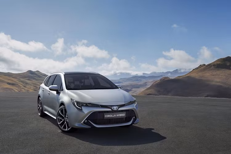 Đến nay, hãng Suzuki lại tiếp tục giới thiệu một mẫu xe nữa được ra đời từ ô tô Toyota. Được gọi bằng cái tên Suzuki Swace 2021, mẫu xe wagon cỡ C này là phiên bản đổi tên của Toyota Corolla Touring Sports tại thị trường châu Âu