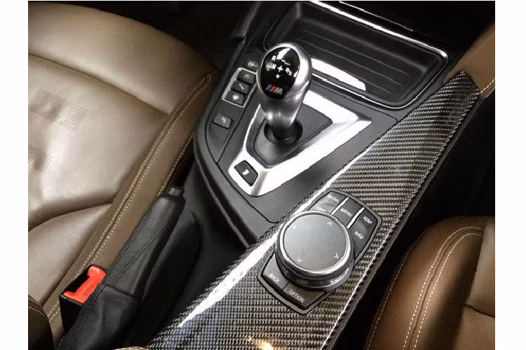 Sắc nâu của Macadamia Metallic sẽ có phần nhạt hơn khi so sánh trực tiếp với màu sơn Zanzibar Metallic có phần phổ biến hơn. Màu sơn này cũng được BMW cung cấp theo dạng tùy chọn trên BMW M5 (F90).