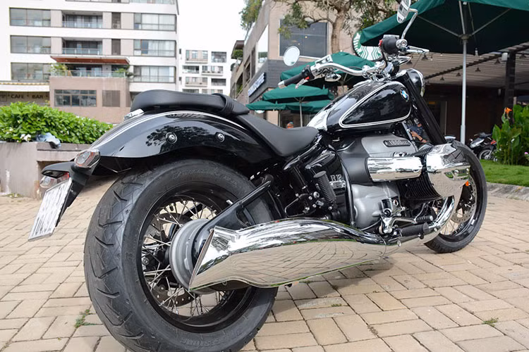 BMW Motorrad cũng trang bị hàng loạt hệ thống tính năng an toàn và hỗ trợ người lái tiêu chuẩn cho R18 First Edition gồm hệ thống phanh ABS trước sau, hệ thống cân bằng tự động, hệ thống MSR điện tử có tính năng chống trượt khi đột ngột tăng hoặc giảm tốc độ, sưởi ấm tay lái, hỗ trợ khởi động ngang dốc, hệ thống kiểm soát lực kéo (Traction Control) và kiểm soát mô-men xoắn của động cơ (Engine Drag Torque Control). 