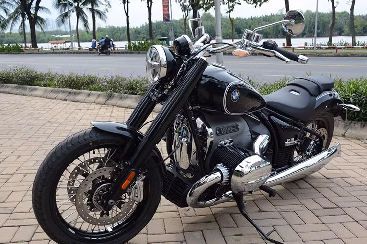 BMW R18 First Edition 2021 mới sở hữu phong cách cổ điển đậm chất Cruiser, đơn giản nhưng rất hầm hố. Tổng thể thiết kế của xe khá giống với phiên bản Concept ra mắt trước đó, bao gồm đèn pha dạng tròn cổ điển, bình xăng hình giọt nước, dàn để chân đặt thấp, yên xe đơn và bình xăng vẫn sử dụng viền màu trắng hai bên. 