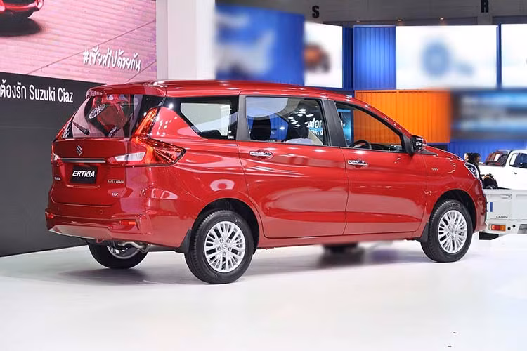 Cụ thể, theo chia sẻ của một tư vấn bán hàng, các đại lý đã bắt đầu mở cọc cho Ertiga 2020 với một số nâng cấp nhẹ về trang bị. Xe sẽ được bán ra ngay trong tháng 1, vẫn phân phối với 2 phiên bản GL và GLX. Trong đó, bản GL tiêu chuẩn vẫn sẽ giữ nguyên mức giá xe Suzuki Ertiga 2020 bán 499 triệu đồng còn bản GLX sẽ được điều chỉnh, giá tăng nhẹ 6 triệu lên 555 triệu đồng.
