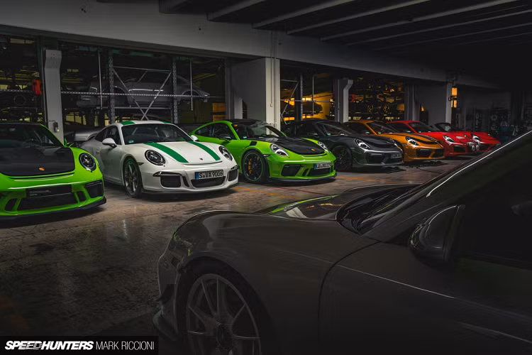 Người nắm giữ chìa khóa của cánh cửa đặc biệt của thương hiệu Porsche là Benjamin Marjanac, hay Beny theo cách mà bạn bè gọi anh. Beny, người đã dành phần lớn cuộc đời của mình để ‘quản lí’ những thứ đằng sau cánh cửa này, điều đó có nghĩa là chúng ta có một hướng dẫn viên du lịch khá giỏi ngay lúc này.
