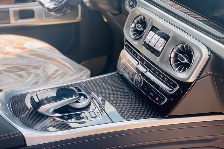 Trước đó, đã có một chiếc SUV hạng sang Mercedes-AMG G63 đời mới mang màu sơn độc nhất Việt Nam là G manufaktur Dark Olive Green Magno đã có mặt tại dải đất hình chữ S và định cư ở Hà Nội. Chỉ tính riêng màu sơn của chiếc xe này đã lên đến 800 triệu đồng. Hiện tại, giá xe Mercedes-AMG G63 mới nhất tại Việt Nam thuộc diện phân phối chính hãng là 10,83 tỷ đồng, các đại gia Việt ước tính phải bỏ ra số tiền trên 12 tỷ đồng để chiếc G63 đời mới lăn bánh trên đường.