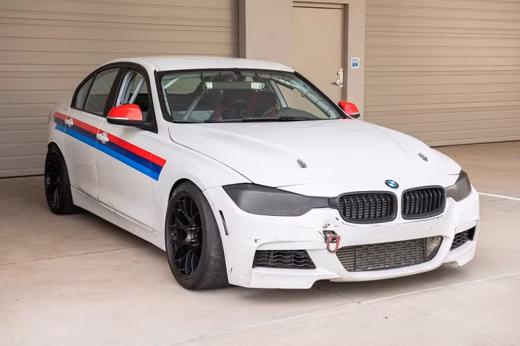 Nếu như đang tìm kiếm một chiếc xe đua đúng nghĩa với giá cả phải chăng, BMW 328i 2012 trong bài là một lựa chọn đáng cân nhắc. Tuy nhiên cần lưu ý, chiếc xe này hoàn toàn không đủ tiêu chuẩn để lưu thông trên đường phố do đã bị lược bỏ đèn chiếu sáng cũng như thay đổi hệ thống truyền động.