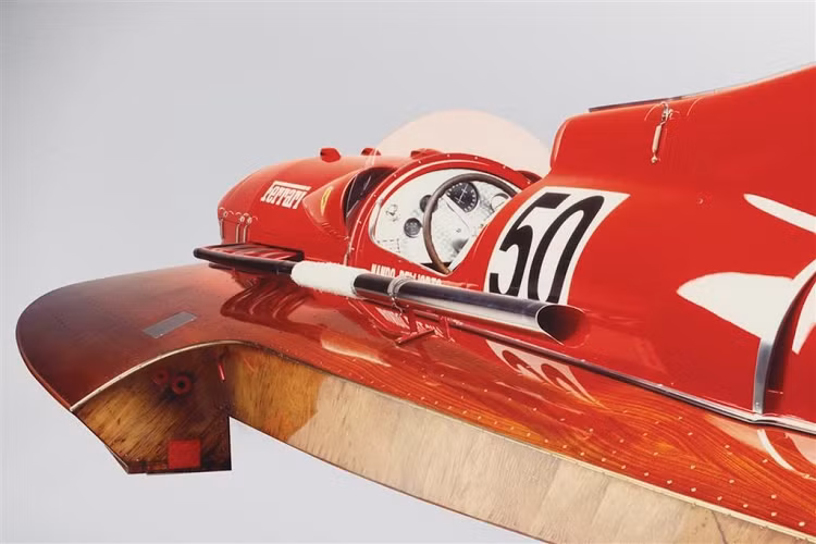 Khi biết Enzo Ferrari có ý định sơn nửa thân trên của Arno XI trong màu đỏ truyền thống của Ferrari, bộ phận Scuderia F1 đã gửi những thợ sơn lành nghề đến. Ngoài ngoại thất, ghế ngồi cũng được phủ da màu đỏ.