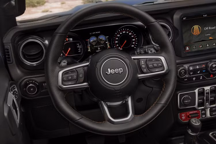 Bước vào bên trong, khoang lái của Jeep Wrangler Rubicon 392 có được ghế ngồi bọc da và chỉ khâu cùng các chi tiết màu đồng tương phản.