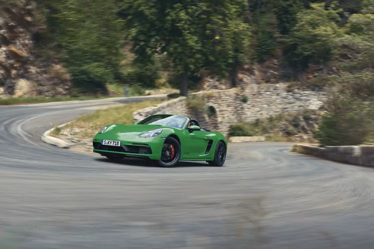 Đúng với tên gọi của mình, dòng sản phẩm Porsche 718 GTS 4.0 mới sẽ mang trên mình khối động cơ boxer 6 xy-lanh, dung tích 4.0 lít giống với hai mẫu xe đầu bảng Cayman GT4 và Boxster Spyder. Việc ra mắt dòng sản phẩm GTS 4.0 cũng sẽ đánh dấu sự chấm dứt của 718 GTS sử dụng động cơ boxer 4 xy-lanh ở thời điểm hiện tại.