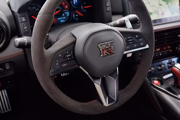 Phiên bản Nismo trang bị động cơ tăng áp được lắp ráp thủ công có cấu hình V6 3,8L cho công suất 591 mã lực và momen xoắn cực đại 652 Nm. Hệ thống tăng áp trên xe lấy từ mẫu xe đua GT3 để cải thiện phản hồi chân ga. Tương tự bản Premium, biến thể Nismo sử dụng hộp số 6 cấp ly hợp kép cùng hệ dẫn động tất cả các bánh.