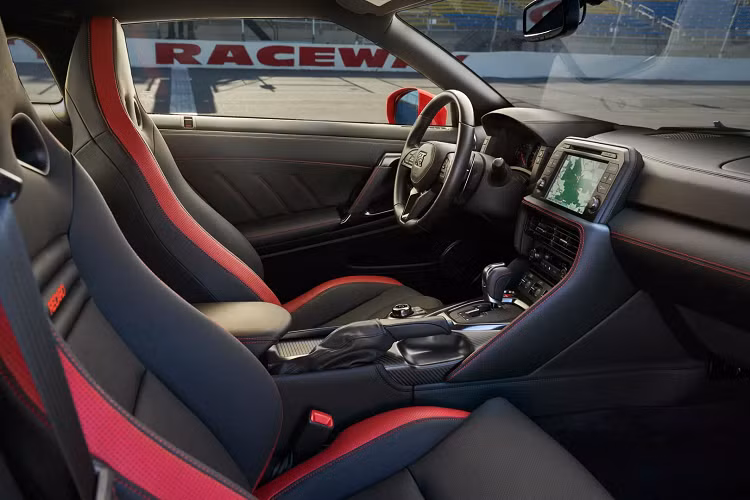 Đặc biệt màu sơn độc quyền Bayside Blue, trước đây vốn chỉ dành cho phiên bản GT-R Anniversary Edition hiện đã được cung cấp cho phiên bản Premium. Chiếc xe thể thao sở hữu khí chất mạnh mẽ đến từ âm thanh uy lực nhờ hệ thống ống xả titan cùng sự sang trọng từ nội thất bọc da bên trong, ghế trước sử dụng các nút hỗ trợ bên hông để đem đến sự thoải mái.