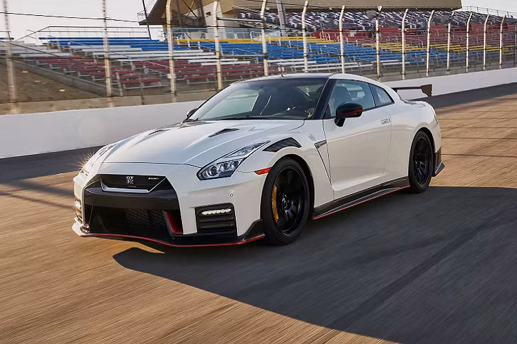  Nissan GT-R Premium 2021 mới sẽ có giá niêm yết từ 113.540 USD (khoảng 2,6 tỷ đồng), chưa bao gồm phí xử lý và phí vận chuyển 1.695 USD. Phiên bản Nissan GT-R Premium trang bị động cơ tăng áp kép V6 3,8L sản sinh công suất 565 mã lực và mô-men xoắn 633 Nm. Sức mạnh được truyền đến cả 4 bánh thông qua hộp số 6 cấp ly hợp kép.