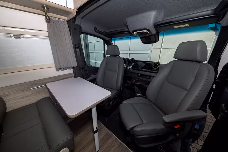 Trong khi các đối thủ trong làng "Mobile Home" thường chỉ chú trọng tới những yếu tố về trang bị tiện nghi, độ thực dụng tới mức tối đa thì Bravia Swan 699 đi ngược lại điều đó.
