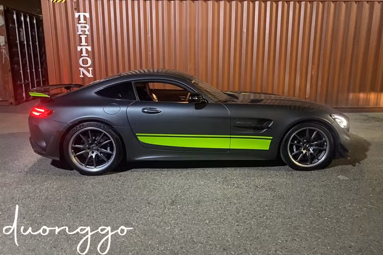 Vào tháng 11/2018, hãng xe sang đến từ Đức đã lần đầu tiên trình làng Mercedes-AMG GT R Pro thế hệ mới, một phiên bản nâng cấp của chiếc siêu xe Mercedes-AMG GT R đang thuộc sở hữu của Cường Đô la. Chiếc siêu xe Mercedes-AMG GT R Pro đầu tiên về Việt Nam trong bài viết này theo tìm hiều thì thuộc diện nhập khẩu không chính hãng.