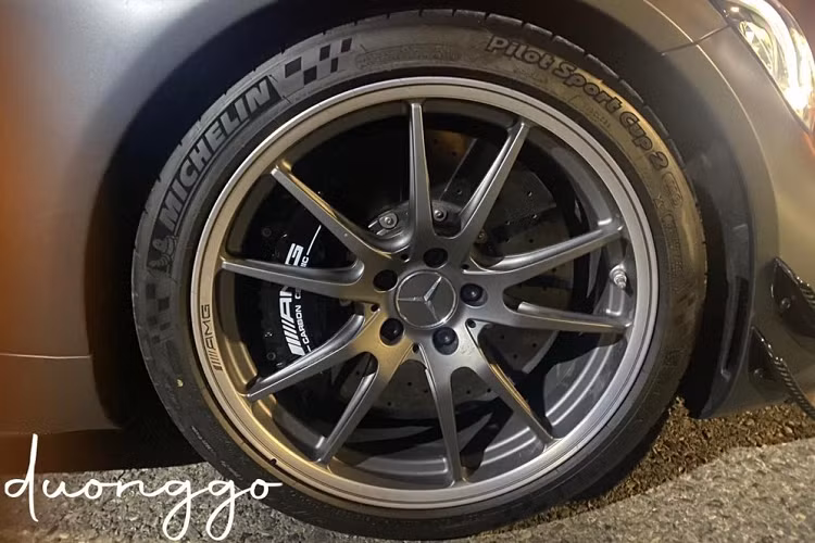 Ngoài ra, siêu xe Mercedes-AMG GT R Pro được trang bị thêm vòng bi hình cầu Uniball ở phần trên hệ thống treo dạng Wishbone kép. Trang bị này trên bản tiêu chuẩn chỉ có ở phần dưới hệ thống treo dạng Wishbone kép. Chưa hết, một tấm carbon cũng được lắp thêm ở bên dưới gầm nhằm cải thiện độ cứng và tăng độ ổn định cho xe. 