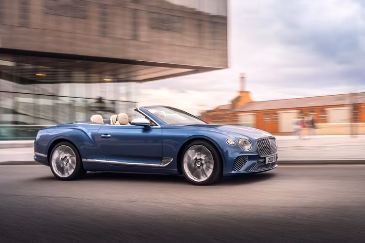 Để tăng sự sang trọng và đẳng cấp, chìa khóa của Continental GTC Convertible Mulliner được bọc da thủ công với chất liệu giống bên trong khoang lái. Giá xe Continental GTC Convertible Mulliner phiên bản đặc biệt này vẫn chưa được Bentley công bố. 