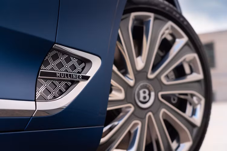 Khách hàng sở hữu Continental GTC Convertible Mulliner có thể tùy chọn 88 màu sơn ngoại thất, đây được xem là một đặc quyền mà Bentley dành riêng cho Continental GTC Convertible Mulliner. 