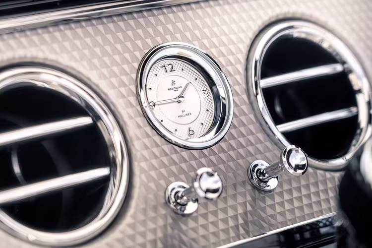 Vị trí trung tâm được trang bị một đồng hồ nhỏ đến từ hãng Breitling với phần viền bên ngoài được mạ crôm sáng bóng. Bề mặt khu vực này được tạo hình họa tiết kim cương 3D sang trọng. 