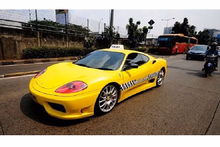  9. Ferrari 360 - Indonesia Không có nhiều đường cho siêu xe thể hiện sức mạnh, Jakarta, trái lại, có một trong những con đường tắc nghẽn khủng khiếp nhất thế giới. Vì thế, ý tưởng mang siêu xe ra chạy taxi chắc chắn sẽ bị coi là điên rồ. Tuy nhiên, nếu bạn vẫn muốn trải nghiệm taxi siêu xe thì có hai chiếc ở Jakarta. Một trong số đó là chiếc Ferrari 360 Modena sơn màu vàng phối kẻ đen trắng; thoạt nhìn rất dễ nhầm là xe cảnh sát. Chiếc Ferrari 360 làm taxi này nằm trong gói dịch vụ taxi bằng xe thể thao của công ty vận tải hành khách MM Cab.