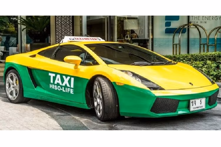  6. Lamborghini Gallardo - Thái Lan Ảnh chụp và video về siêu xe Lamborghini chạy taxi ở Bangkok từng gây sốt trên mạng vào năm 2015, vì ở Thái Lan, nếu bạn muốn một chiếc siêu xe sẽ phải nộp thuế 200% tính trên giá xe. Sau đó, chủ nhân của chiếc xe đã được tiết lộ, là một tỷ phú, một nhà sản xuất truyền hình.