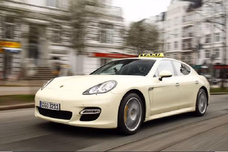  3. Porsche Panamera - Đức Nếu bạn không có khả năng mua một chiếc Porsche và đang ở Đức thì có thể nghĩ tới dịch vụ taxi dùng xe Panamera. Tuy nhiên, khi đó, hãy chuẩn bị tinh thần cho việc sẽ trở thành trung tâm chú ý; sẽ có nhiều người vây quanh để chụp ảnh, quay video.